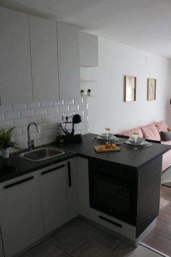 Luca, Digital Nomad Getaway Studio Apartment ザグレブ エクステリア 写真
