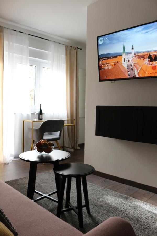 Luca, Digital Nomad Getaway Studio Apartment ザグレブ エクステリア 写真
